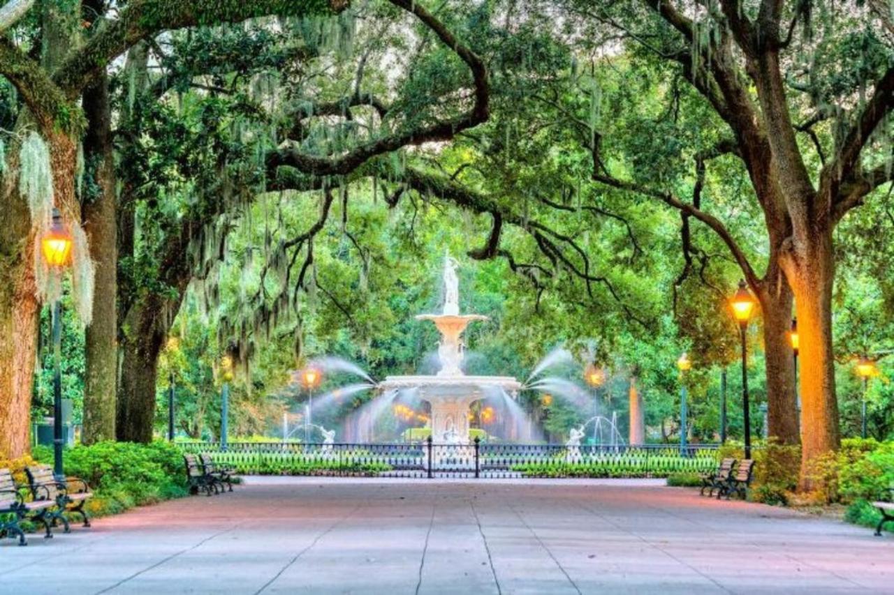 Southern Charmer-Historic District Downtown-Front Porch-Walk Score 90!!-Private Parking-1 Minute To Forsyth Park Savannah Luaran gambar