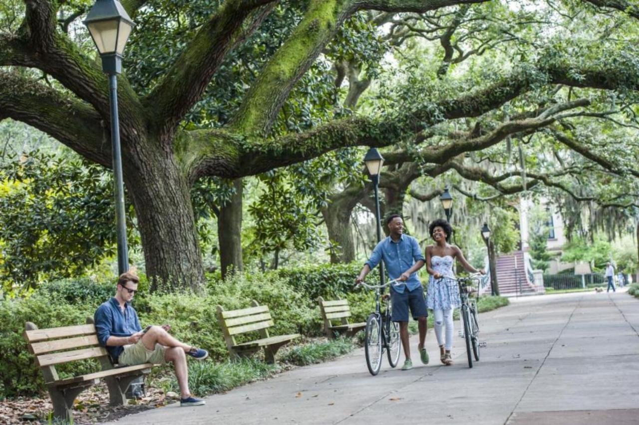 Southern Charmer-Historic District Downtown-Front Porch-Walk Score 90!!-Private Parking-1 Minute To Forsyth Park Savannah Luaran gambar