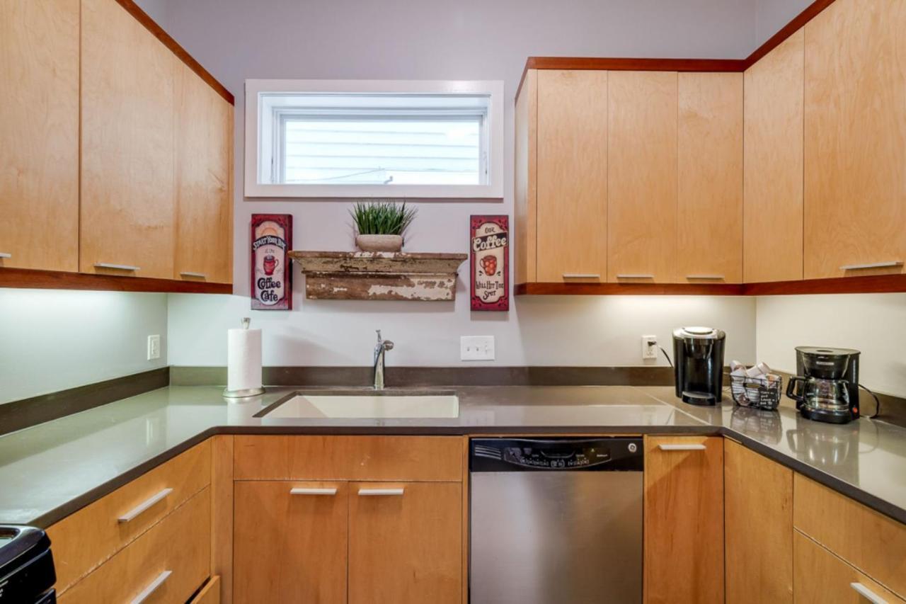 Southern Charmer-Historic District Downtown-Front Porch-Walk Score 90!!-Private Parking-1 Minute To Forsyth Park Savannah Luaran gambar