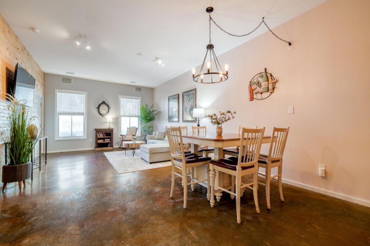 Southern Charmer-Historic District Downtown-Front Porch-Walk Score 90!!-Private Parking-1 Minute To Forsyth Park Savannah Luaran gambar