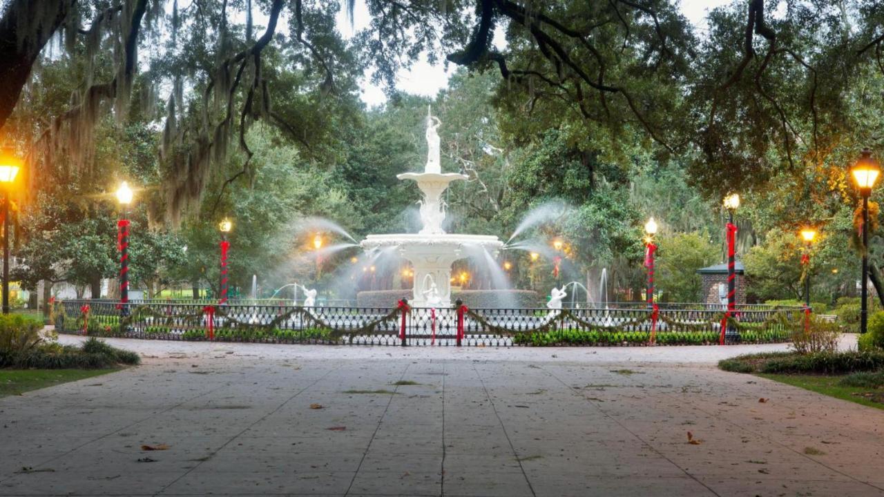 Southern Charmer-Historic District Downtown-Front Porch-Walk Score 90!!-Private Parking-1 Minute To Forsyth Park Savannah Luaran gambar
