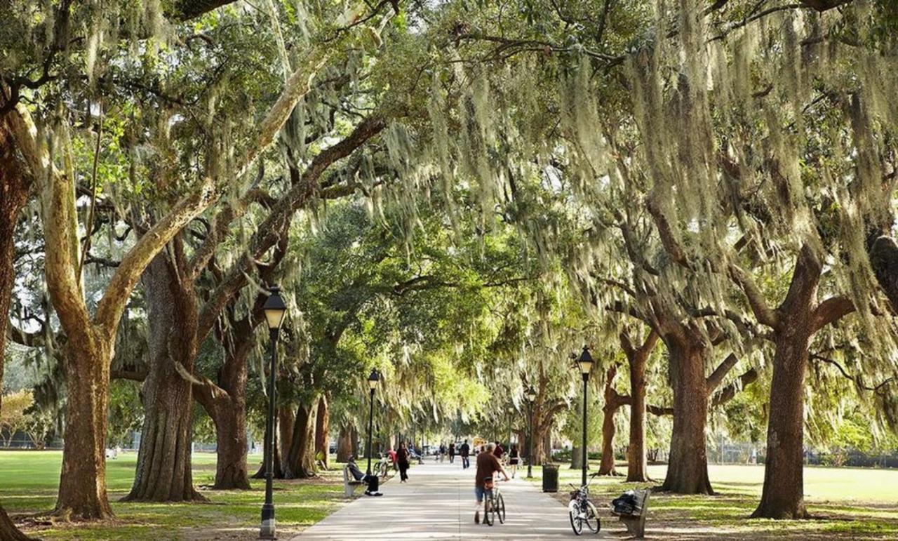 Southern Charmer-Historic District Downtown-Front Porch-Walk Score 90!!-Private Parking-1 Minute To Forsyth Park Savannah Luaran gambar