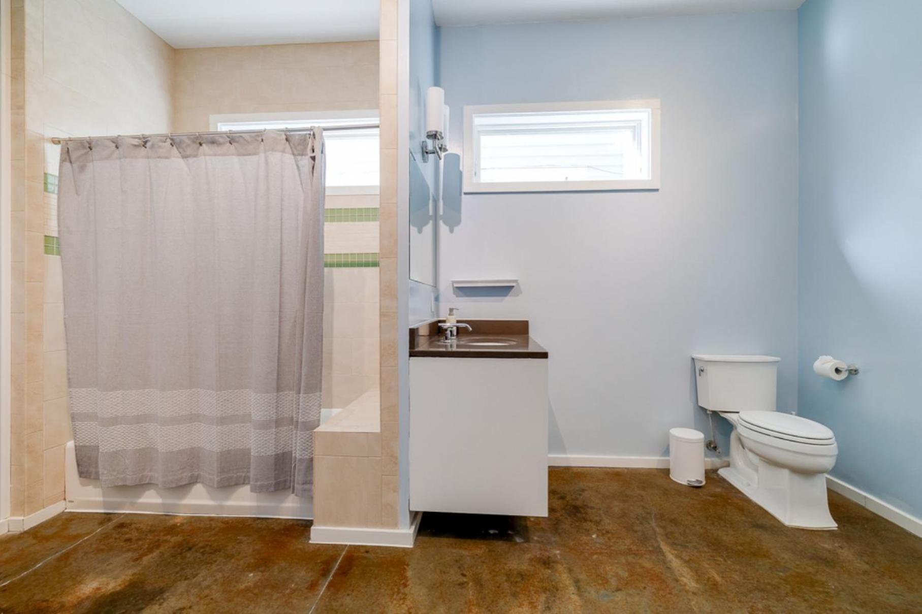 Southern Charmer-Historic District Downtown-Front Porch-Walk Score 90!!-Private Parking-1 Minute To Forsyth Park Savannah Luaran gambar