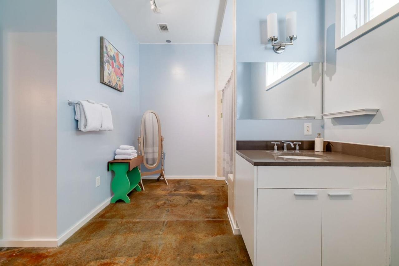 Southern Charmer-Historic District Downtown-Front Porch-Walk Score 90!!-Private Parking-1 Minute To Forsyth Park Savannah Luaran gambar